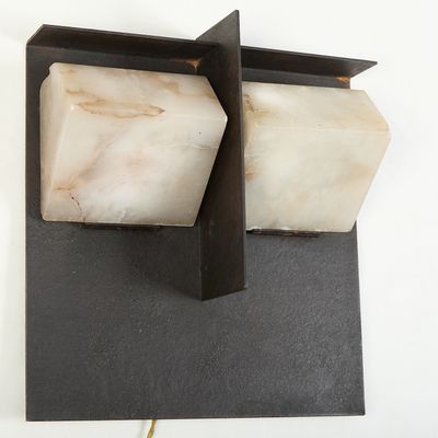 une lampe murale surmontée d'un bloc de marbre