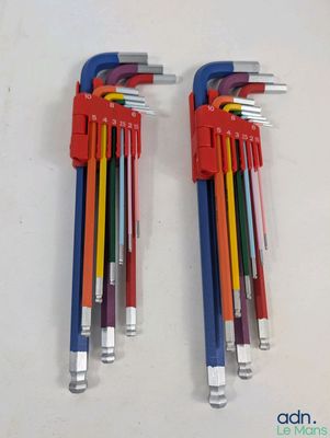 une paire de troglodytes hexagonaux multicolores sur une surface blanche