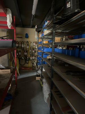 une pièce avec de nombreuses étagères et des bacs posés sur ces étagères