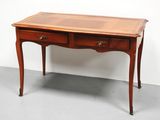 un petit bureau en bois muni de deux tiroirs
