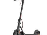 une trottinette électrique noire équipée d'un guidon et de roues