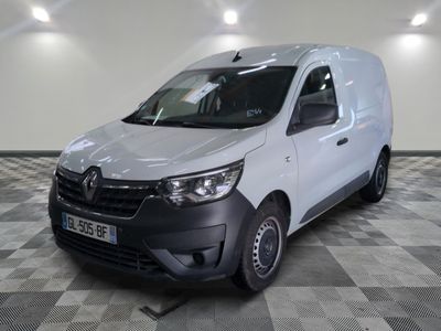 la camionnette blanche est garée sur le sol en damier d'une pièce