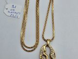 un collier plaqué or avec un pendentif en forme d'oiseau et une chaîne en or