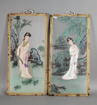 paire de peintures asiatiques représentant des femmes en costume traditionnel dans un jardin