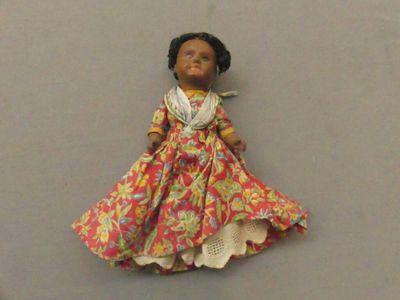 une petite poupée accrochée au mur