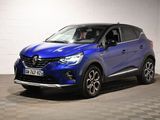 une voiture bleue garée dans un garage au sol en damier