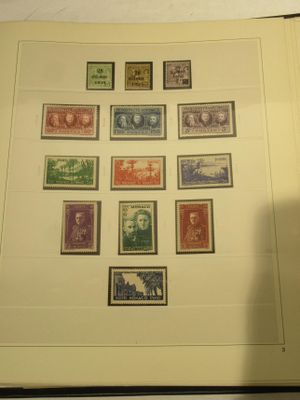 une photo d'une photo d'un livre avec des timbres