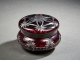 une boîte en verre rouge ornée d'un motif floral