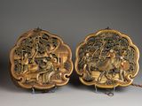 paire de plaques chinoises en bois sculpté ornées de figures