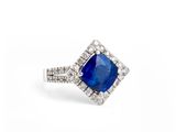bague en saphir bleu et diamant sur fond blanc