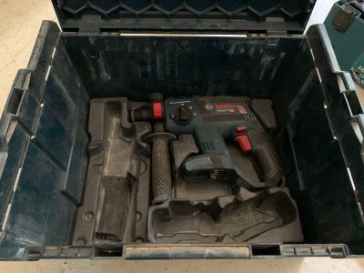 une boîte à outils contenant des outils, posée sur le sol
