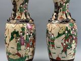 paire de vases chinois avec personnages assis sur une table