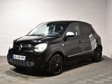 la photo d'une petite voiture noire garée dans un garage