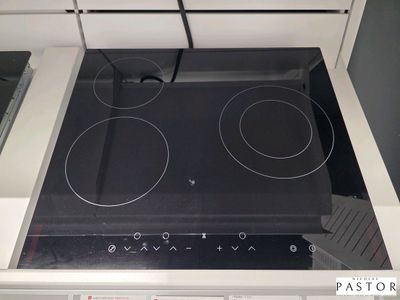 une plaque de cuisson à deux feux dans une cuisine