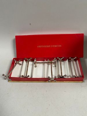 une boîte rouge contenant un lot de six briquets plaqués argent