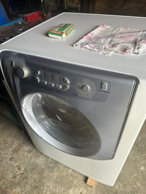 une photo d'une machine à laver dans un garage