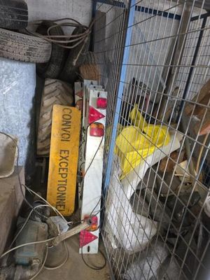 une cage contenant tout un tas d'objets