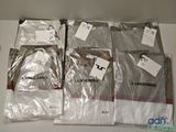 Quatre paires de t-shirts à manches longues pour homme sont emballées dans du plastique