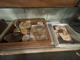 deux boîtes de pâtisseries posées sur une table