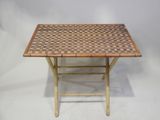 table pliante en bambou avec plateau et pieds à carreaux