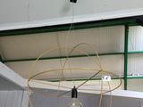 une lumière suspendue au plafond d'une pièce