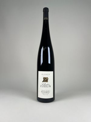 la bouteille de vin est posée sur une surface blanche