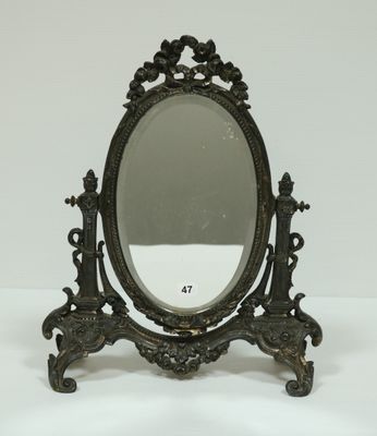 un miroir posé sur un support, sur une surface blanche
