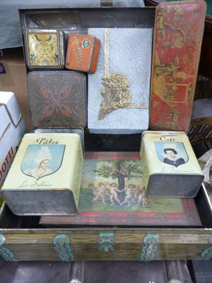 de nombreuses boîtes de conserve de toutes sortes posées sur une table