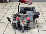 une machine posée sur un sol carrelé