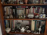 une bibliothèque remplie de livres et de théières