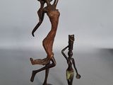 statue en bronze représentant une femme et un chat posée sur une table