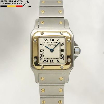 une image représentant une montre-bracelet en argent et en or, avec des chiffres romains