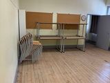 une pièce avec plusieurs chaises et un mur sur lequel est accrochée une horloge