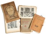 plusieurs vieux livres posés les uns sur les autres sur une surface blanche