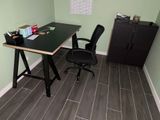 un bureau avec une chaise et une armoire dans un coin