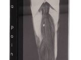 une photo d'un livre sur laquelle figure l'image d'un homme en cravate