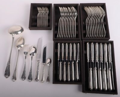 beaucoup d'argenterie dans une boîte sur une table