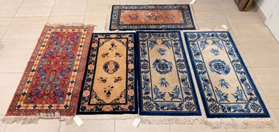 Ensemble de cinq petits tapis modernes. - Photo 1
