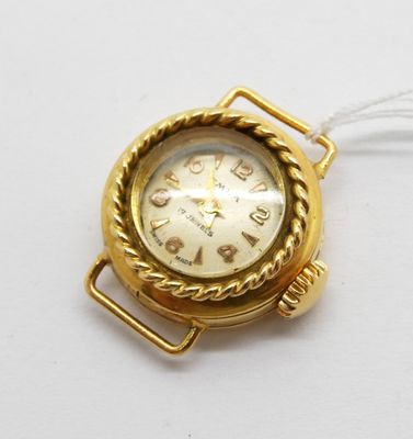 une montre en or entourée d'une corde, posée sur un fond blanc