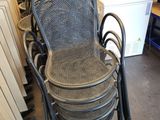 beaucoup de chaises empilées dans une pièce