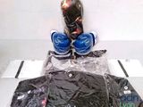 une paire de gants de boxe, un t-shirt et une paire de gants de boxe posés sur une table