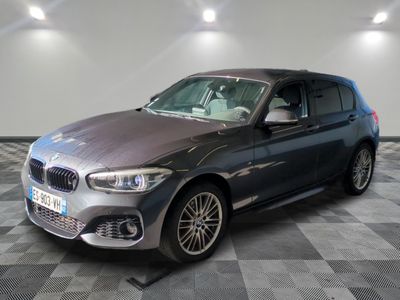 La BMW X5 est garée dans une grande pièce au sol carrelé en damier.