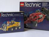 deux boîtes de lego technic sont posées sur une surface blanche