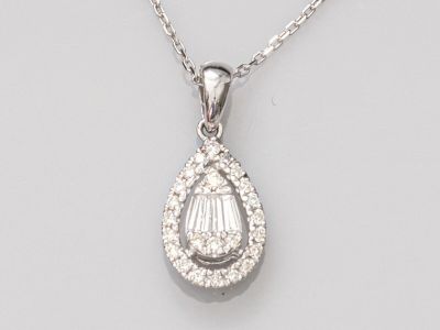 un pendentif en forme de larme serti de diamants, monté sur une chaîne