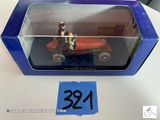 une boîte contenant une petite voiture posée sur une table