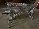une table sur laquelle se trouvent de nombreux objets en métal
