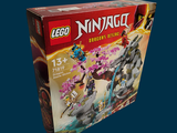 une boîte de figurines Lego Ninja sur fond bleu