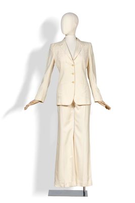 une photo d'un mannequin vêtu d'un costume blanc