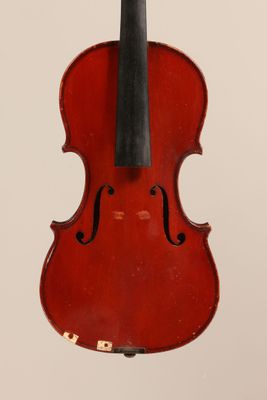 un vieux violon avec un archet accroché à son dos