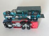 un petit train miniature posé au sommet d'un mur